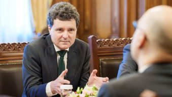 Discuții pe tema Legii salarizării la Palatul Cotroceni. Proteste ale sindicaliștilor în fața Ministerului Muncii
