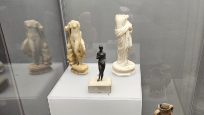Piesa de patrimoniu | Artefacte din Dobrogea ce reflectă universul feminin, reunite în expoziția „Oglinda frumuseții! De la simplitatea femeii la divinitatea zeiței în Antichitate”