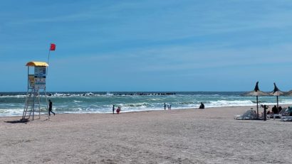 CONSTANȚA: Persoană scoasă din mare pe plaja Modern