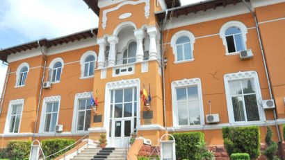 MEDGIDIA: Angajații Primăriei continuă greva începută pe 18 iunie