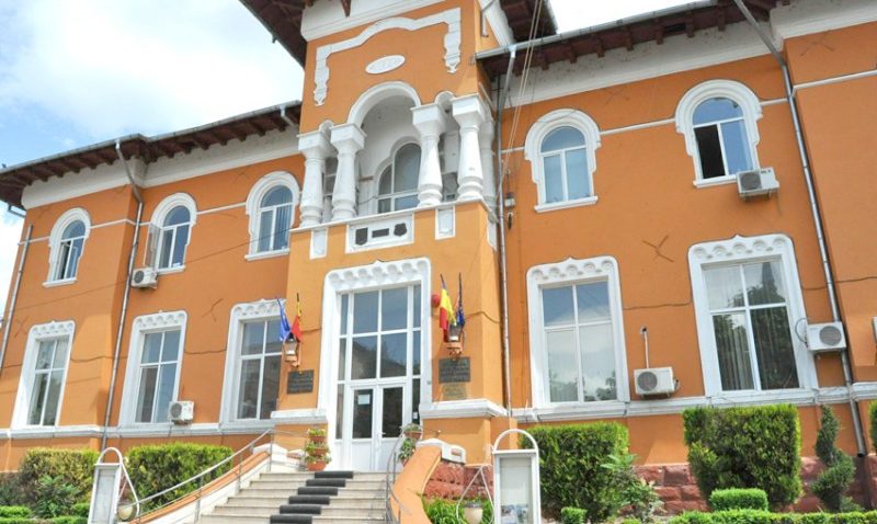 MEDGIDIA: Angajații Primăriei continuă greva începută pe 18 iunie