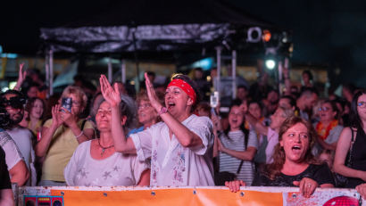 FOREVERSEA FESTIVAL a adus nostalgia anilor ’80, ’90 și 2000 pe litoral – peste 10.000 de oameni au cântat și au dansat la Mamaia Nord