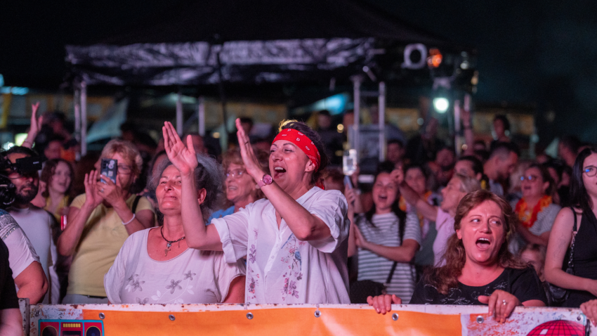 FOREVERSEA FESTIVAL a adus nostalgia anilor ’80, ’90 și 2000 pe litoral – peste 10.000 de oameni au cântat și au dansat la Mamaia Nord