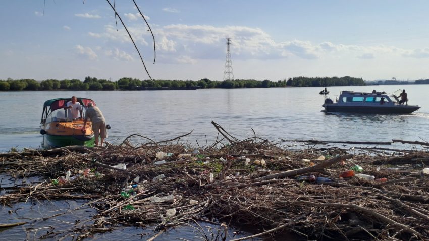 AUDIO | Intervenții pe apă. Cum curăță ARBDD canalele Deltei