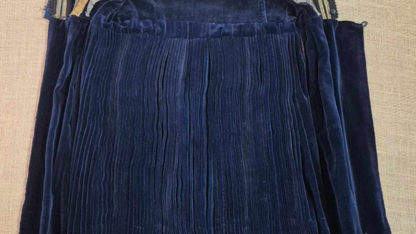 Rochie din catifea („plisirani” ) – aromâni, exponatul săptămânii la Muzeul de Artă Populară Constanța