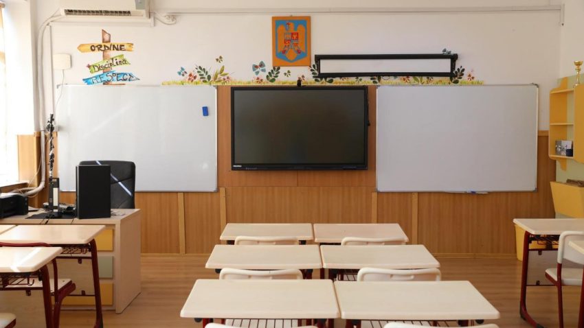 CONSTANȚA: Toate școlile vor fi dotate cu mobilier, materiale și echipamente digitale