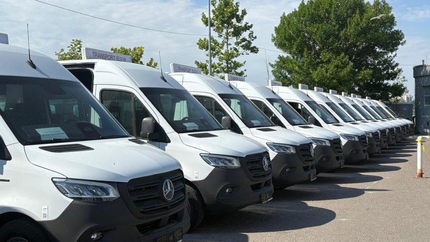 CONSTANȚA: Microbuzele electrice destinate transportului școlar, achiziționate de Consiliul Județean, au fost livrate către 25 de primării din județ