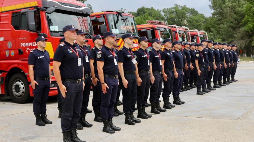 România trimite 40 de pompieri şi echipament specializat pentru stingerea incendiilor de pădure din Grecia