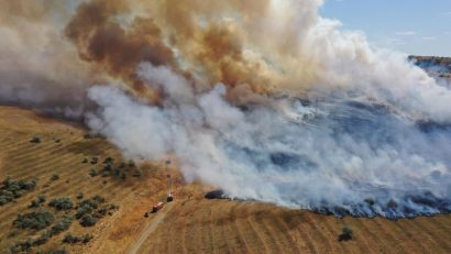 TULCEA: Zeci de pompieri intervin pentru stingerea unui incendiu izbucnit la marginea oraşului