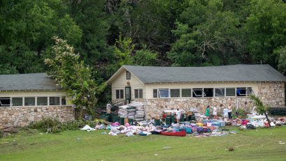 SUA: Inundaţiile devastatoare din Texas au ucis peste 100 de oameni, dintre care 28 de copii