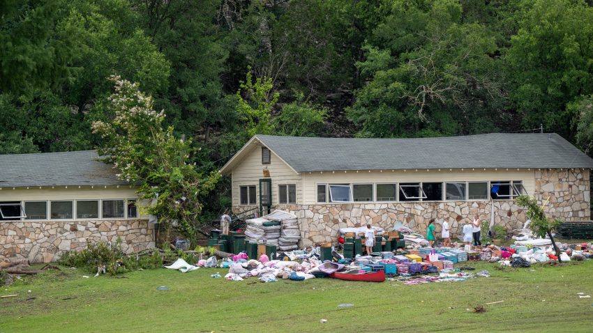SUA: Inundaţiile devastatoare din Texas au ucis peste 100 de oameni, dintre care 28 de copii