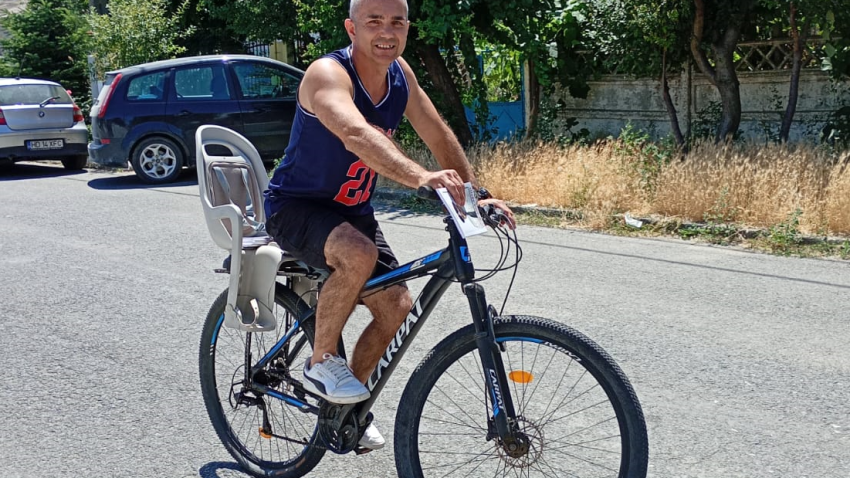 Pompierul erou care livrează cartea sa doritorilor de lectură