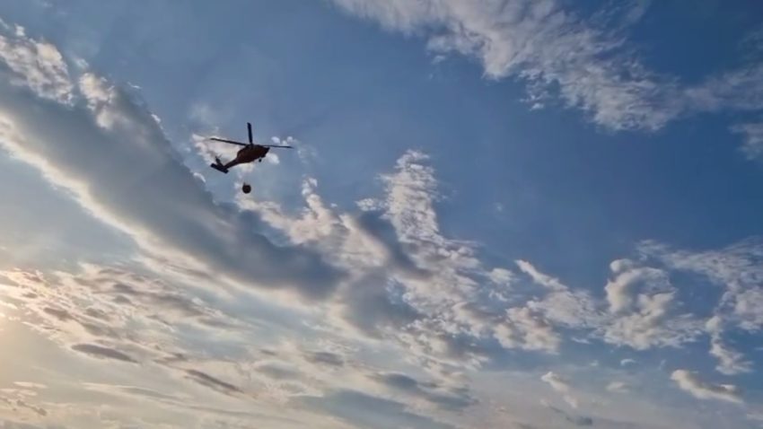 TULCEA: Elicopterul Black Hawk, solicitat pentru sprijin aerian în stingerea incendiului de vegetație din apropierea localității Greci, și-a încheiat misiunea