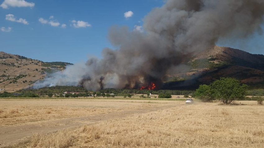 Pompierii tulceni intervin pentru lichidarea incendiului izbucnit în apropierea localității Greci. A fost solicitat sprijinul unui elicopter Black Hawk