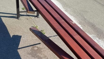 O bancă din Gara Constanța, vandalizată de călători