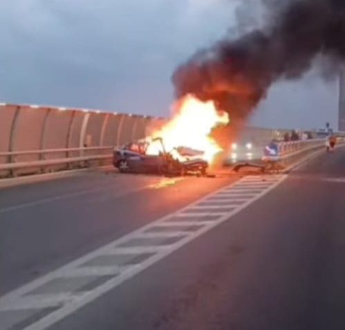 CONSTANȚA: O mașină a luat foc în urma unui accident produs aseară, pe strada Cumpenei. Șoferul avea o alcoolemie de 0,70 mg/l alcool pur în aerul expirat