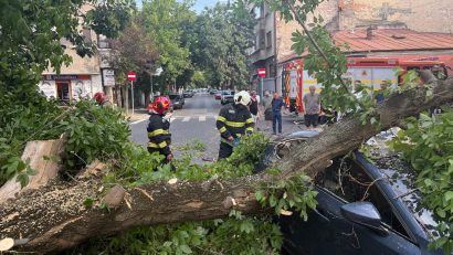 Furtună violentă în Capitală. O femeie a murit, lovită de o bucată de acoperiș smuls de vânt