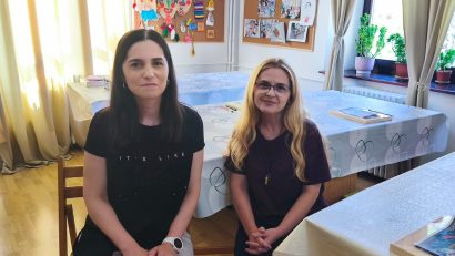 Restauratoarele Muzeului de Artă Populară Constanța, coordonatorii unor ateliere unde copiii învăță să picteze pe sticlă, să țeasă, să confecționeze măști și păpuși tradiționale