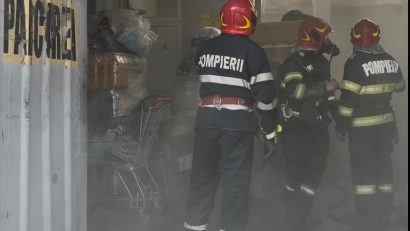 TULCEA: Trei persoane au suferit atacuri de panică, în urma unui incendiu izbucnit la un spațiu comercial