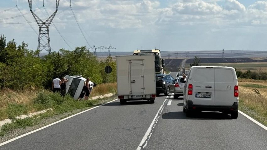 TULCEA: Accident rutier cu o mașină răsturnată, pe DN 22