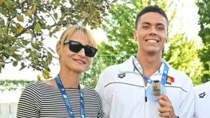 Camelia Potec l-a felicitat pe David Popovici după câștigarea aurului la 200 de metri liber