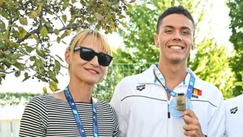 Camelia Potec l-a felicitat pe David Popovici după câștigarea aurului la 200 de metri liber