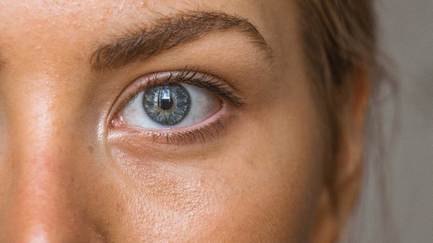 În această perioadă, și ochii trebuie hidratați, dar nu cu apă ci, cu lacrimi artificiale, socotite vitamine