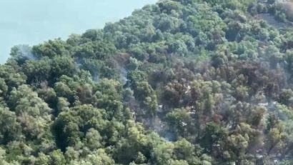TULCEA: Pompierii continuă eforturile pentru stingerea incendiului din localitatea Chilia Veche