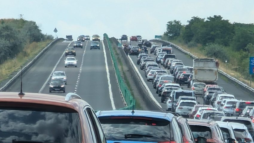 Trafic aglomerat pe A2. În apropiere de Medgidia, se circulă în coloană pe sensul spre București