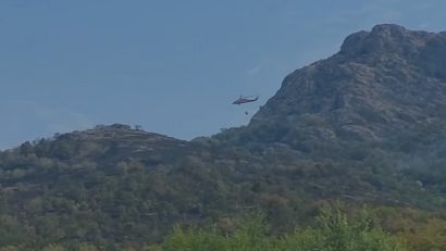 TULCEA: Peste 80 de tone de apă, aruncate din elicopter pentru stingerea incendiilor
