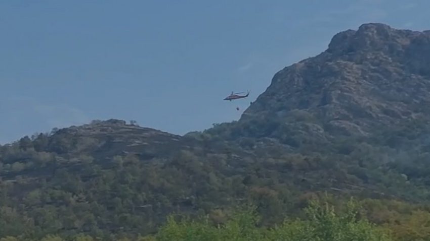 TULCEA: Peste 80 de tone de apă, aruncate din elicopter pentru stingerea incendiilor