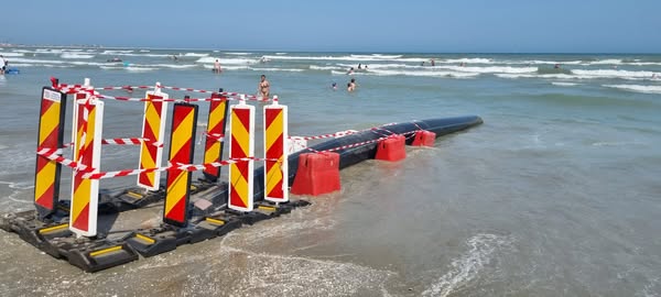 Conductă de ape pluviale deversate în mare la Năvodari, descoperită de Garda de Mediu