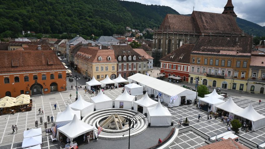 Prima ediție estivală a Târgului de Carte Gaudeamus Radio România a început la Brașov