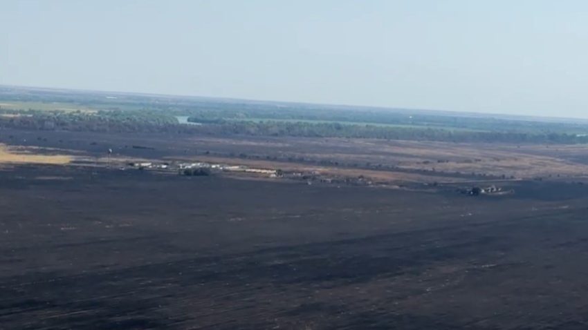 TULCEA: Se intervine terestru în cazul incendiului de la Chilia Veche. Cele două elicoptere Black Hawk s-au retras