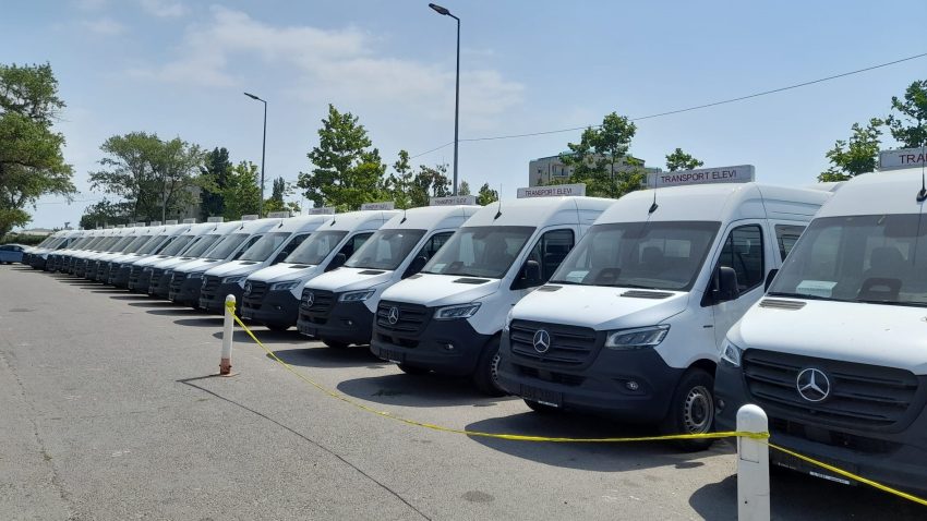 AUDIO | Microbuzele de transport școlar, parcate de mai multe luni la Pavilionul Expozițional Constanța, ajung la destinație