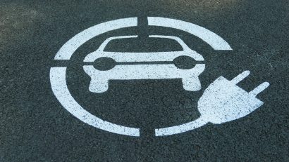 Mașinile electrice, scutite de plata parcării în Tulcea. Consiliul Local a schimbat regulamentul