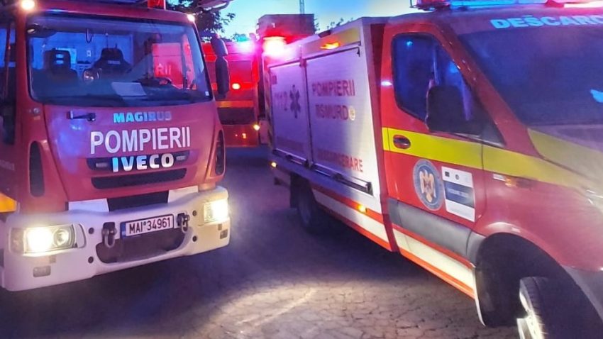 ADAMCLISI: Persoană inconștientă, cu arsuri, găsită de pompieri în casa care i-a luat foc