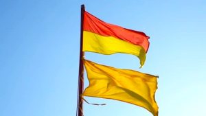 Salvamarii au arborat STEAGUL GALBEN pe plajele din Eforie: Înotul în mare este permis doar celor experimentați