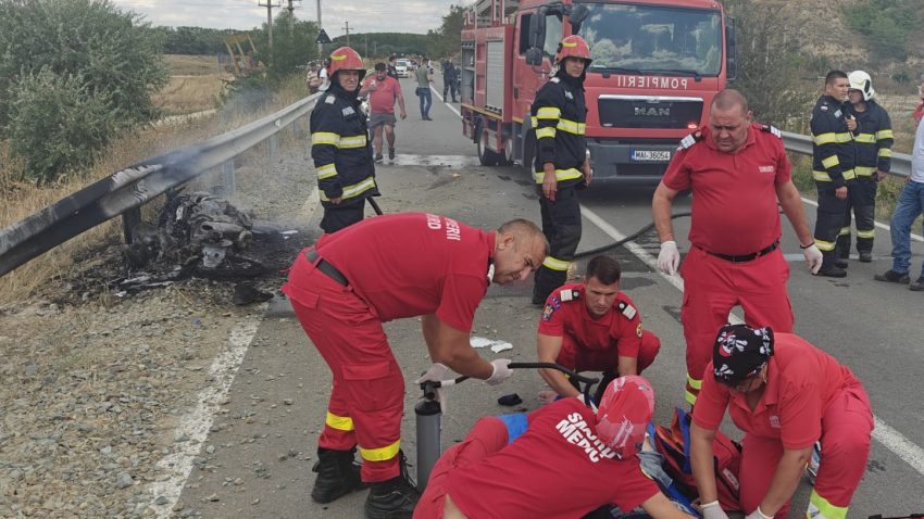 VIDEO | Accident rutier între două motociclete, urmat de un incendiu, la Rasova