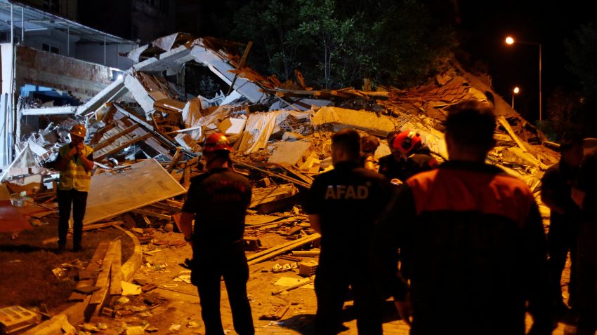 TURCIA: O persoană a murit și alte 30 au fost rănite, în urma seismului de 6,1 din vestul țării