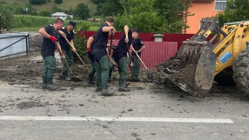 Guvern: Ajutoare de 15.000 – 30.000 de lei pentru familiile afectate de inundațiile din Suceava și Neamț