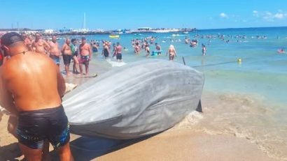 EFORIE NORD: Velier cu 3 turiști la bord, răsturnat în mare