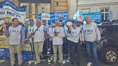 Profesorii din toată țara își continuă protestele în fața Ministerului Educației