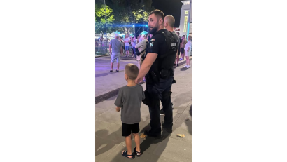 Micuț rătăcit de părinți în stațiunea Mamaia, găsit de jandarmi și redat familiei în siguranță