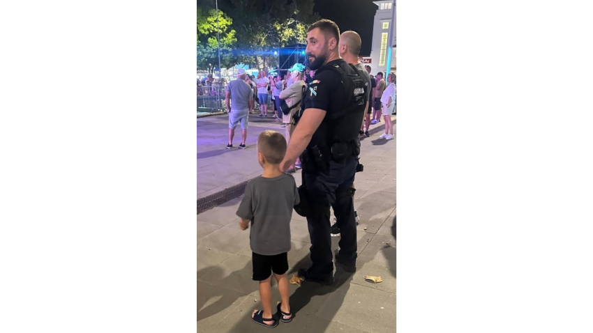 Micuț rătăcit de părinți în stațiunea Mamaia, găsit de jandarmi și redat familiei în siguranță