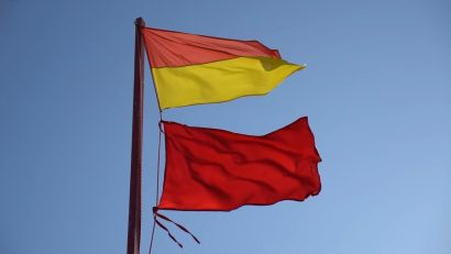 Steagul ROȘU a fost arborat pe plaja din Eforie. Scăldatul este STRICT INTERZIS