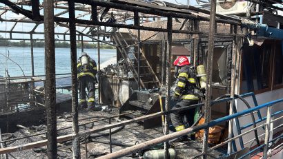 FOTO-VIDEO | TULCEA: Incendiu la un ponton dormitor de pe faleza municipiului