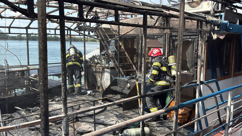 FOTO-VIDEO | TULCEA: Incendiu la un ponton dormitor de pe faleza municipiului