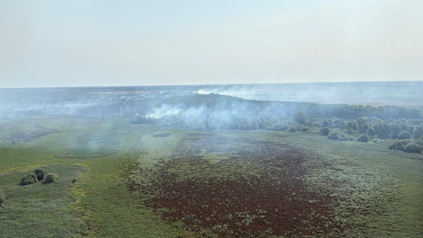 Elicopterele Black Hawk au aruncat peste 400 de tone de apă asupra incendiilor din zona insulei Ostrov Tătaru – Delta Dunării