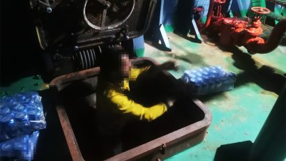 TULCEA: Țigări și sticle cu alcool de contrabandă ascunse pe o navă, descoperite de polițiștii de frontieră